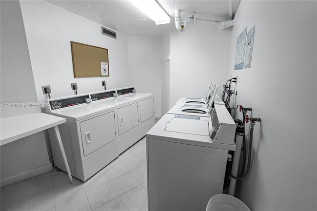 Building Photo - 1400 St Charles Pl