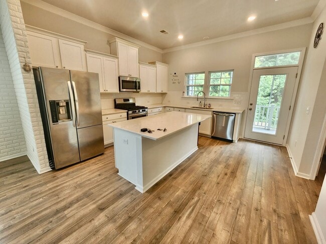 Building Photo - Well maintained end unit townhome in Grand...
