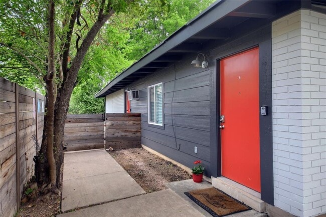 Building Photo - 2325 Newfield Ln