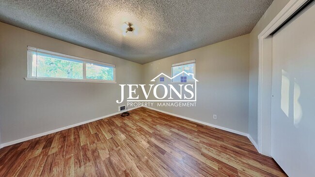 Building Photo - Inviting 2-bedroom 4-plex near Pritchard I...