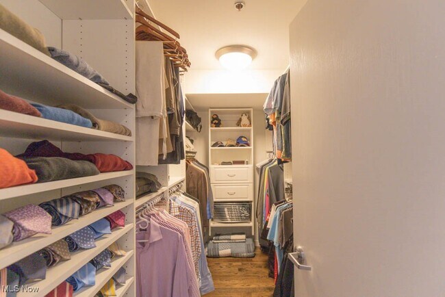 Building Photo - 701 W Lakeside Ave