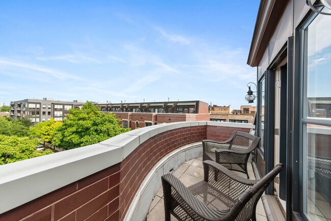 Building Photo - 2632 N Hartland Ct