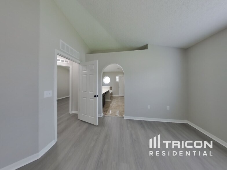 Building Photo - 11353 Nettlebrook St E