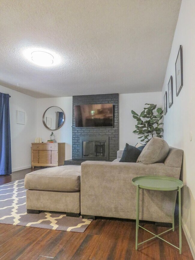 Building Photo - 4 Bedroom Tualatin Home Available - Inquir...