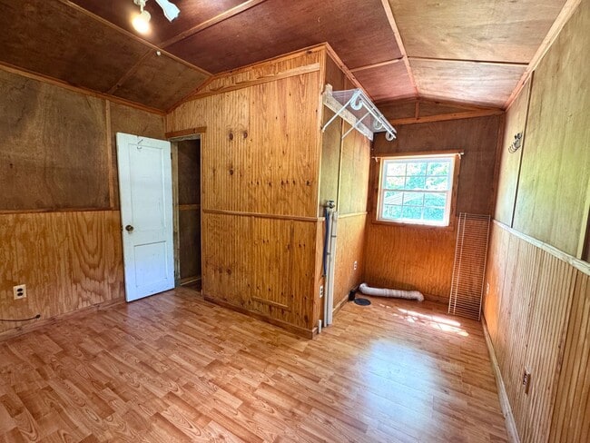 Building Photo - Country Oasis Studio with Carport