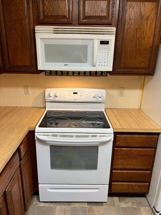 Building Photo - 3 Bedroom, 1.5 Bath Townhome W/ Attached S...