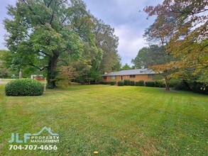 Building Photo - Sprawling 3 Bedroom/ 2.5 Bathroom Ranch in Charlotte!