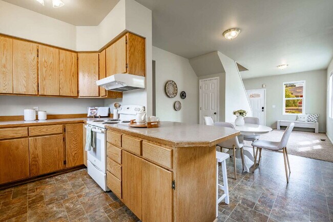 Building Photo - Sought-after 5-Bedroom Pet Friendly Home i...