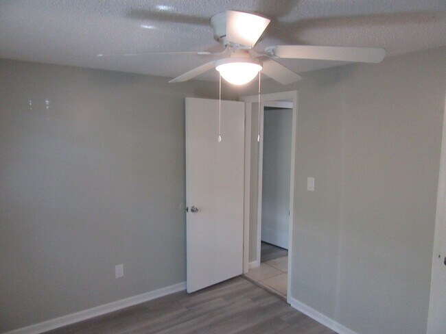 Building Photo - 6427 Sunset Ave