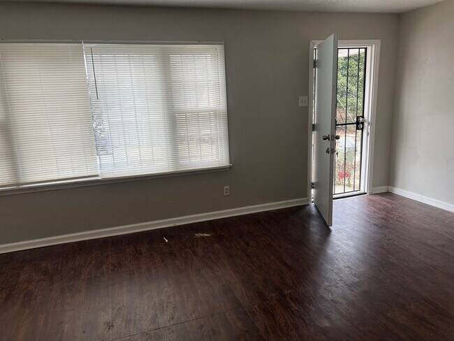 Building Photo - 318 Red Oak St