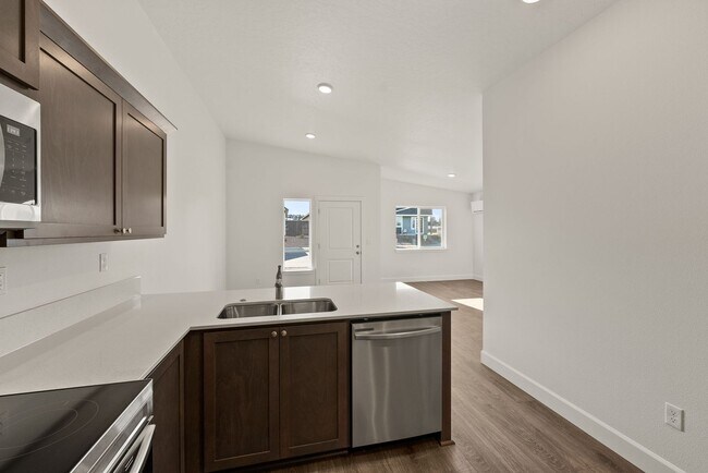 Building Photo - Modern 3 Bed/2 Bath Single-Level Home with Open Living - Redmond