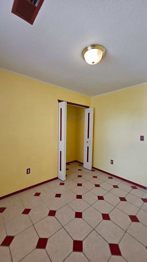 Building Photo - 3 bed 2 bath