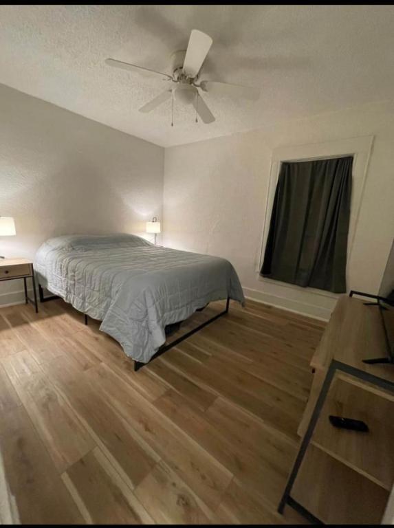 Building Photo - 1205 E English St