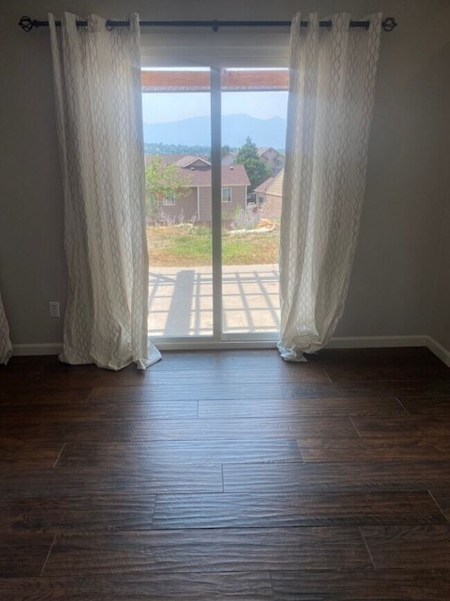 Building Photo - 3 Bedroom Tri-level in Woodland Hills