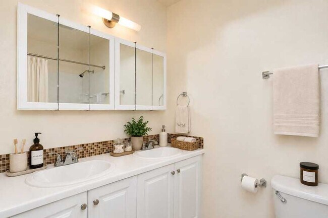 Building Photo - North Beacon Hill 1 Bedroom Apartment for Rent | Beacon Hill Light Rail Access, Balcony, Hardwood...