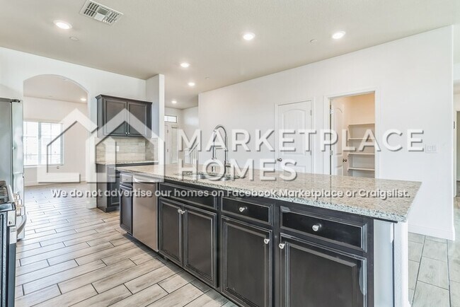 Building Photo - 2426 Valdes Dr