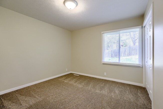 Building Photo - 3 Bedroom Bellevue Home!!