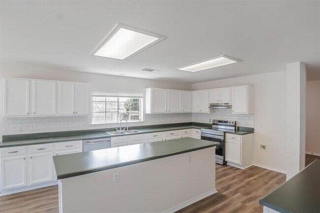 Building Photo - 1308 Devil Ridge