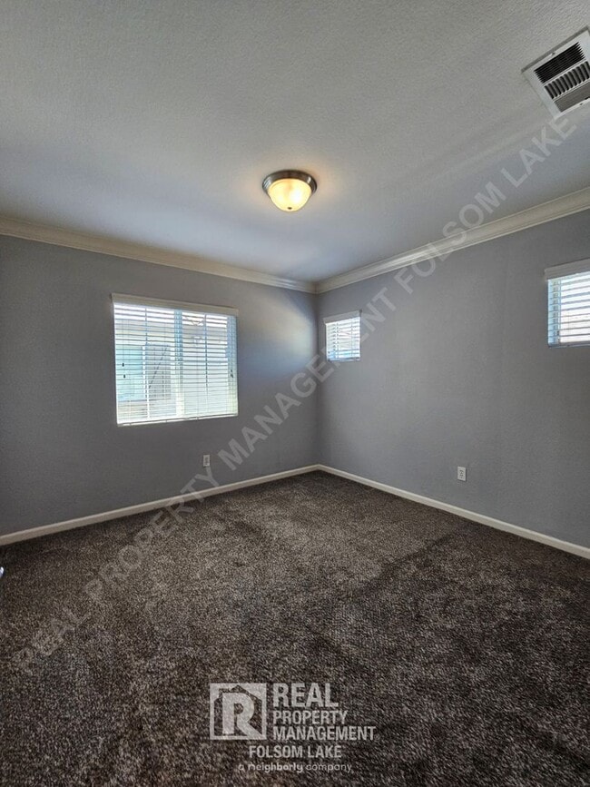 Building Photo - 104 Rodin Ln