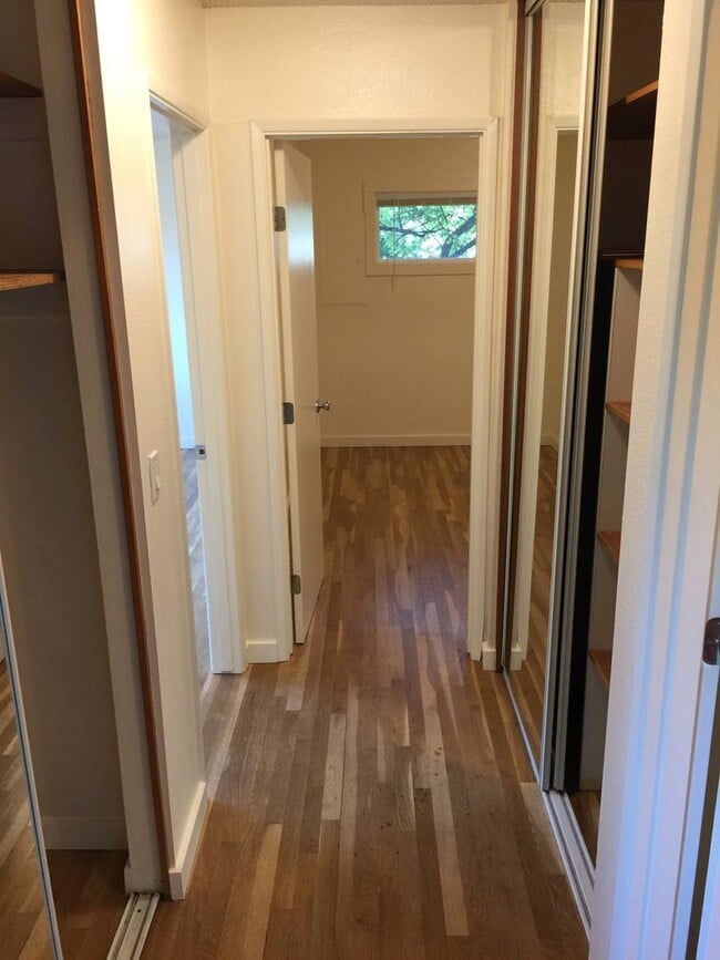 Building Photo - Great location! Dishwasher, hardwoods, on ...