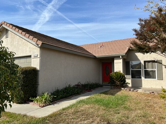 Building Photo - Salida: $2,300  3 bedroom 2 bath with a ga...