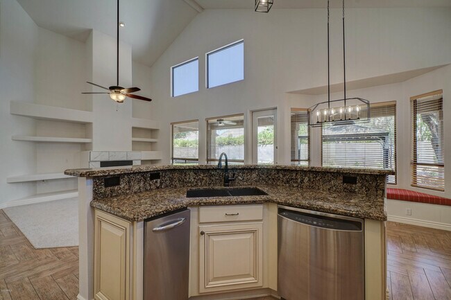 Building Photo - 6410 E Carolina Dr