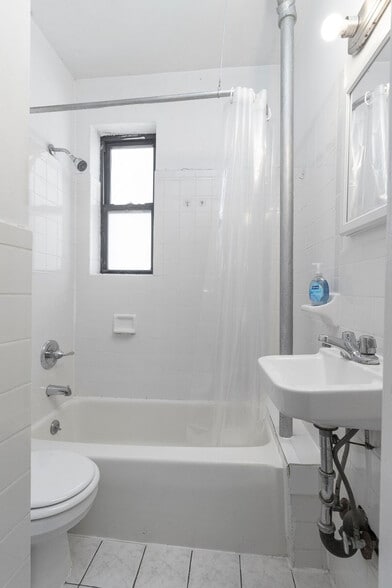 Building Photo - 329 E 94th St