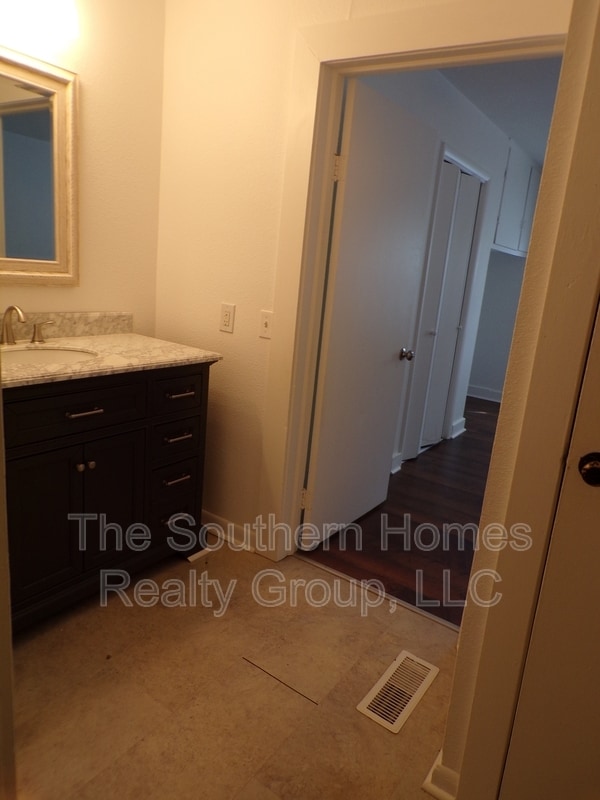 Building Photo - 103 McMinn Ave