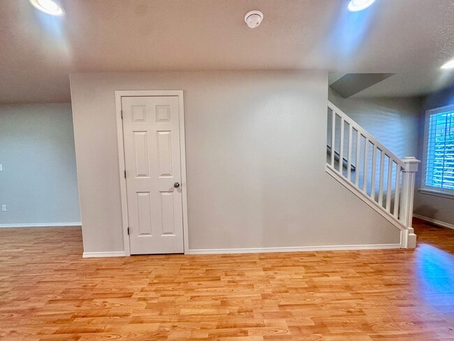 Building Photo - EZ living, Private Townhome setting Central Vancouver