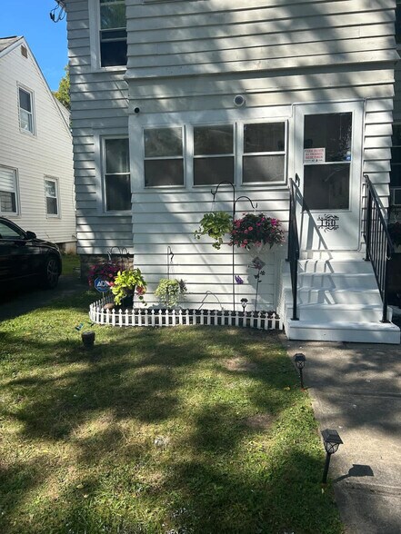 Building Photo - 160 Stafford Ave