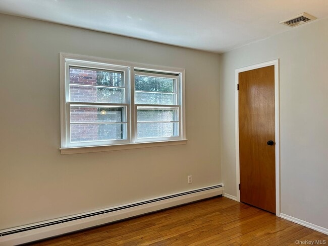 Building Photo - 5 Bronze Ct