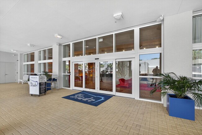 Building Photo - 1551 N Flagler Dr