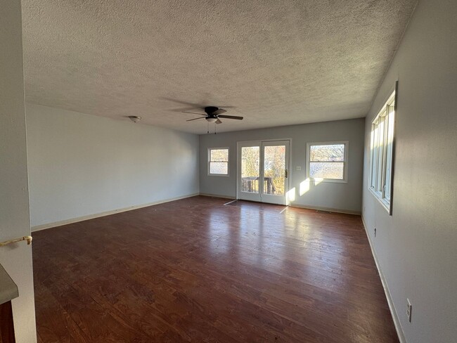 Building Photo - Great 2br/2ba home with large yard and large bonus room!