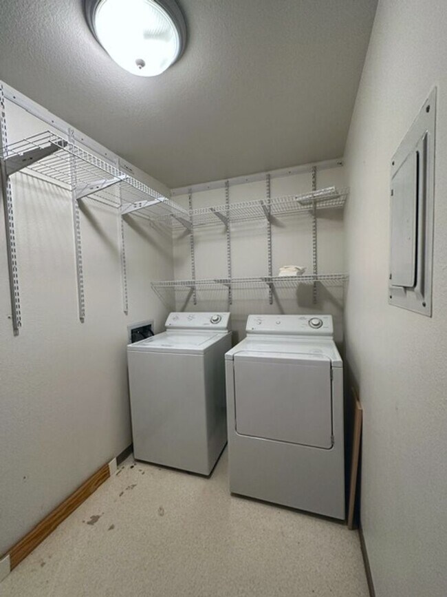 Building Photo - South Anchorage Home with Fenced in Yard & In Unit Laundry