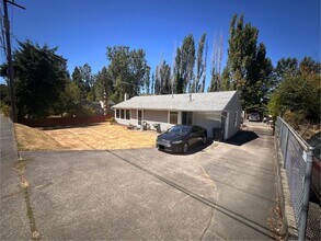 Building Photo - Cozy & Convenient 2-Bedroom Home with Larg...
