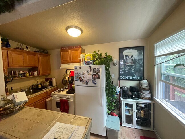 Building Photo - Awesome beach cottage across the Street fr...