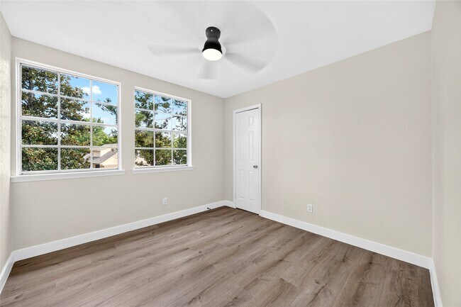 Building Photo - 2426 Woodsdale Blvd