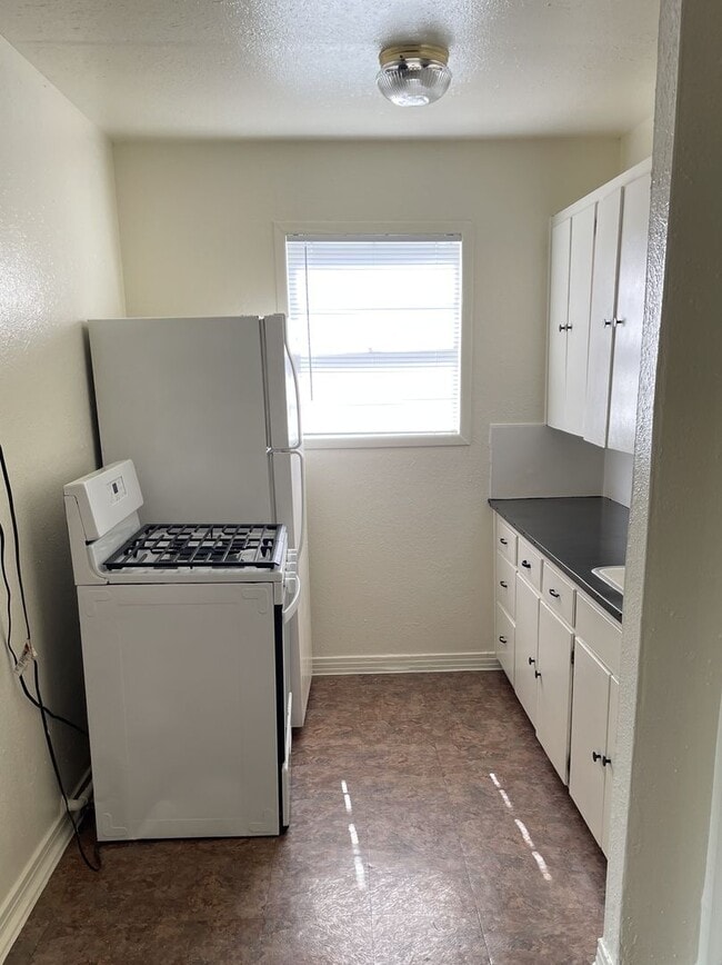 Building Photo - Available Now 1 BR, 1 BA Duplex $700/mo