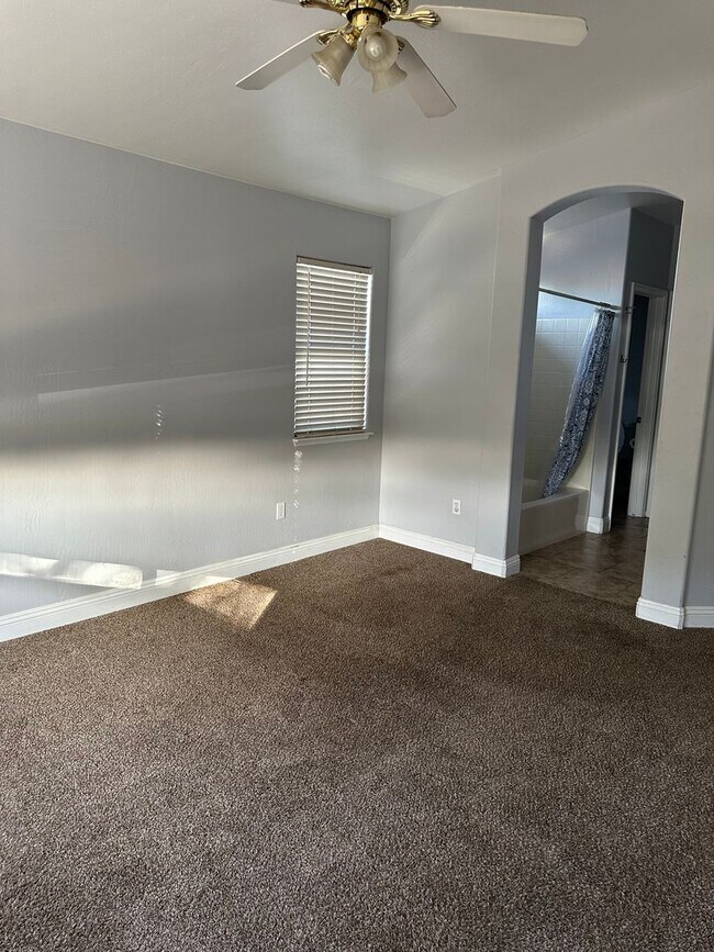 Building Photo - Two story home in Bakersfield