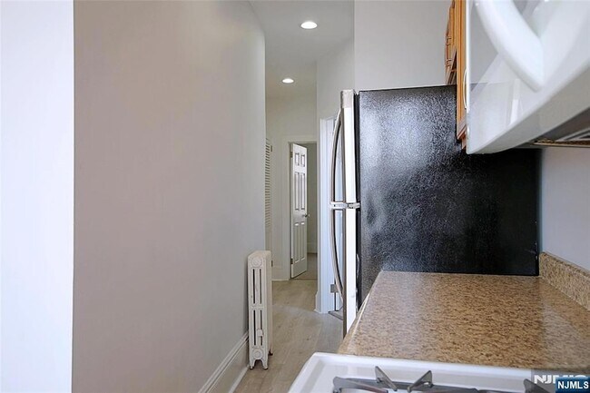 Building Photo - 154 Undercliff Ave