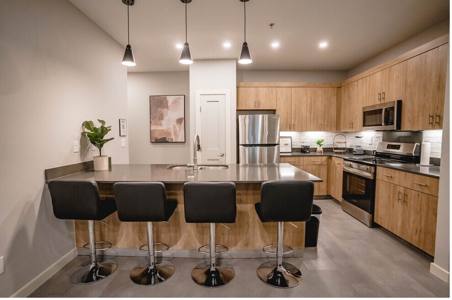 Building Photo - 600 E Dallas Ave