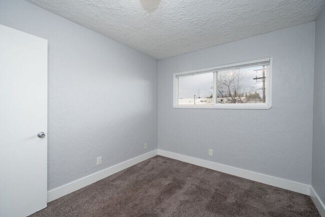 Building Photo - MOVE IN SPECIAL 1ST MONTH RENT FREE!! 2 bedroom unit!!