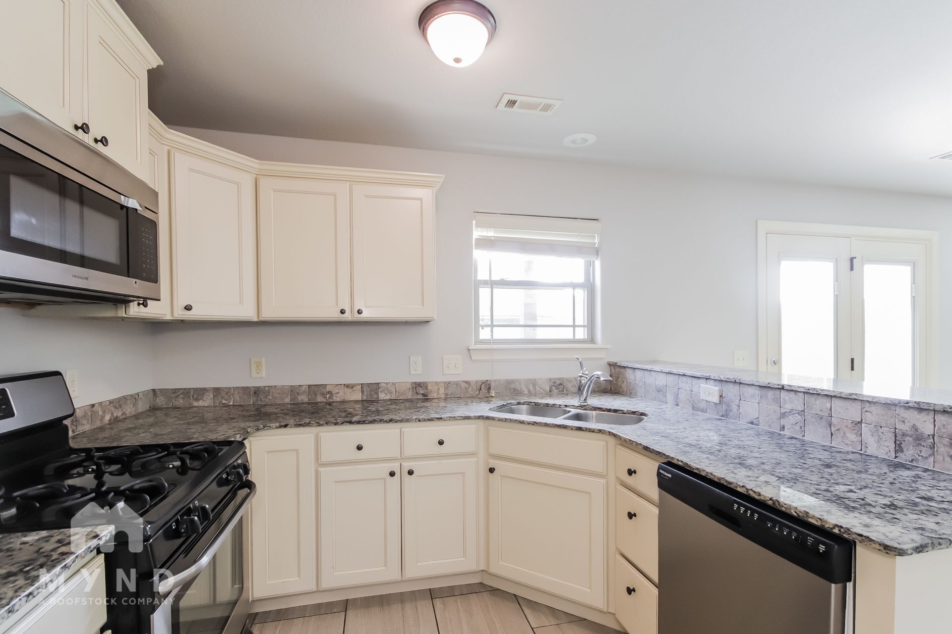 Building Photo - 2403 SW Worthington Ave