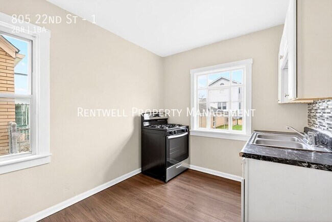 Building Photo - 805 22nd St