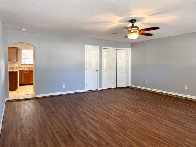 Building Photo - 3 Bedroom / 2 Bath