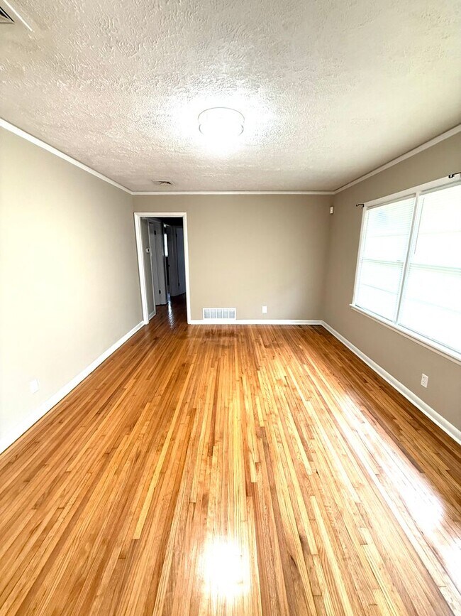 Building Photo - ** 3 bed 2 bath located off perry hill ** ...