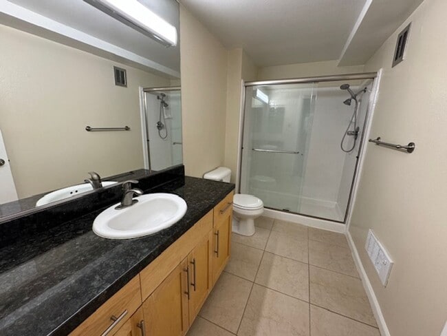 Building Photo - Wonderful 2 bedroom/2 bath lower level con...