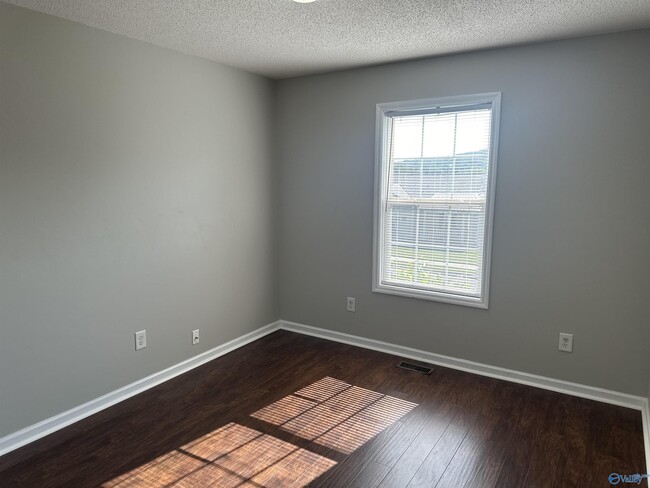 Building Photo - 196 Hollington Dr NE