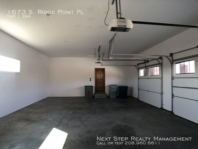 Building Photo - 5 bed 3 bath - Right Next to Table Rock