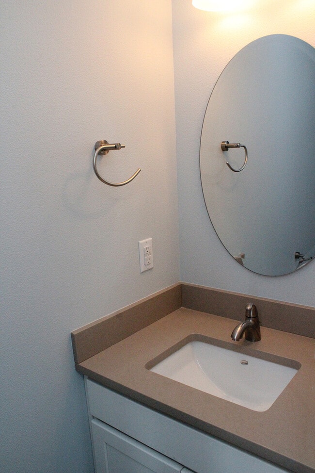 Building Photo - 827 NW Victoria Ave